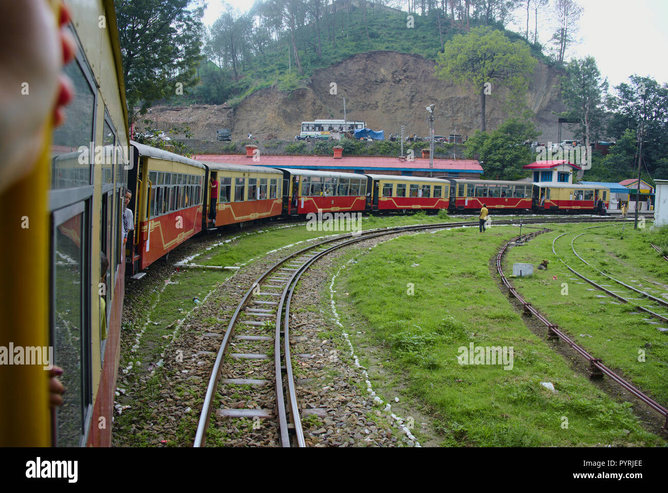 Le strette "toy train' (piccole e strette-manometro treno) che lentamente si arrampica quasi 100km dalla pianura di a Kalka Shimla, seduto sulla sommità della parte inferiore Foto Stock