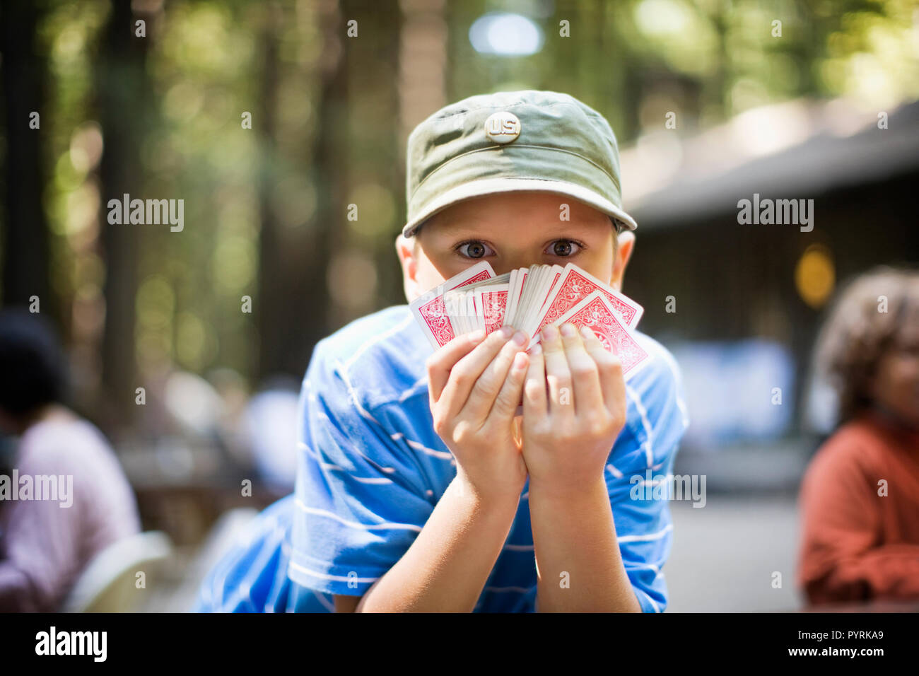 Ritratto di un ragazzo tenendo le carte da gioco. Foto Stock