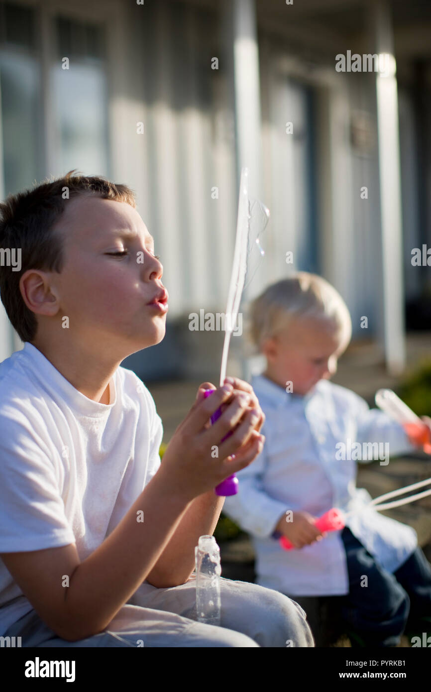 Ragazzi a soffiare bolle Foto Stock