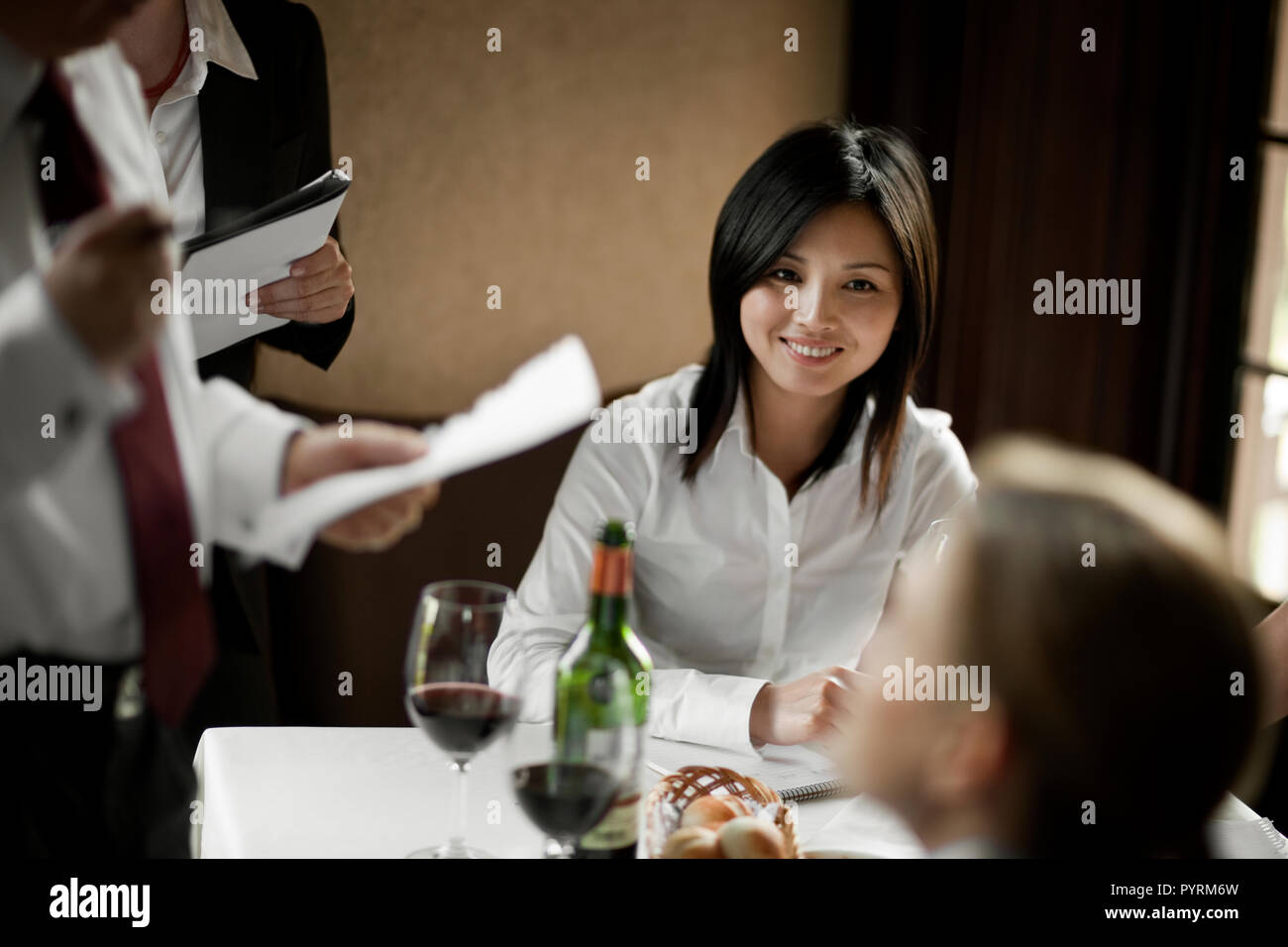 Due donne in attesa presso un ristorante. Foto Stock