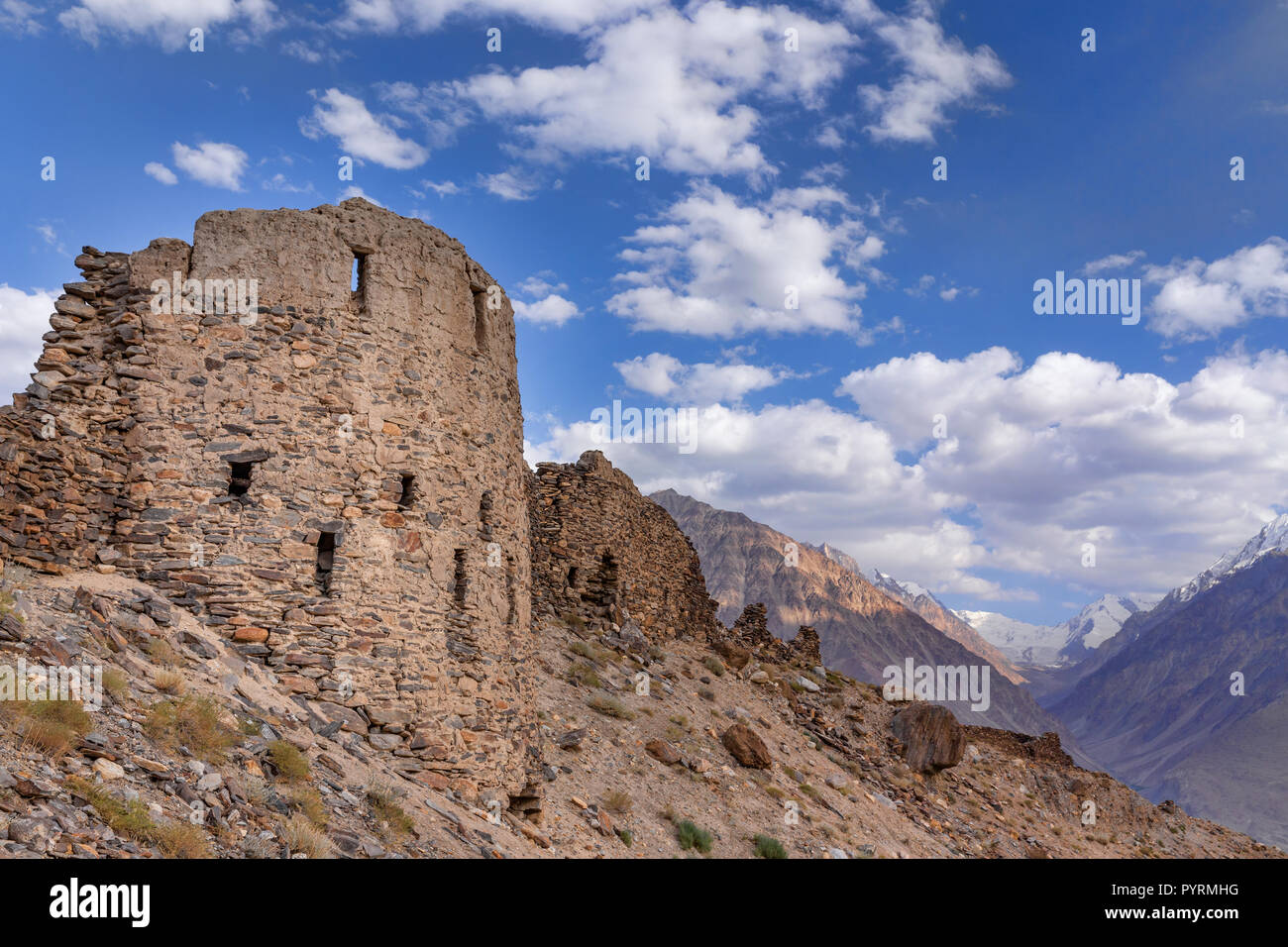 Fortezza Yamchun nella luce dorata con vedute del Fiume Panj e Hindu Kush, Yamchun, Wakhan Valley, Tagikistan Foto Stock