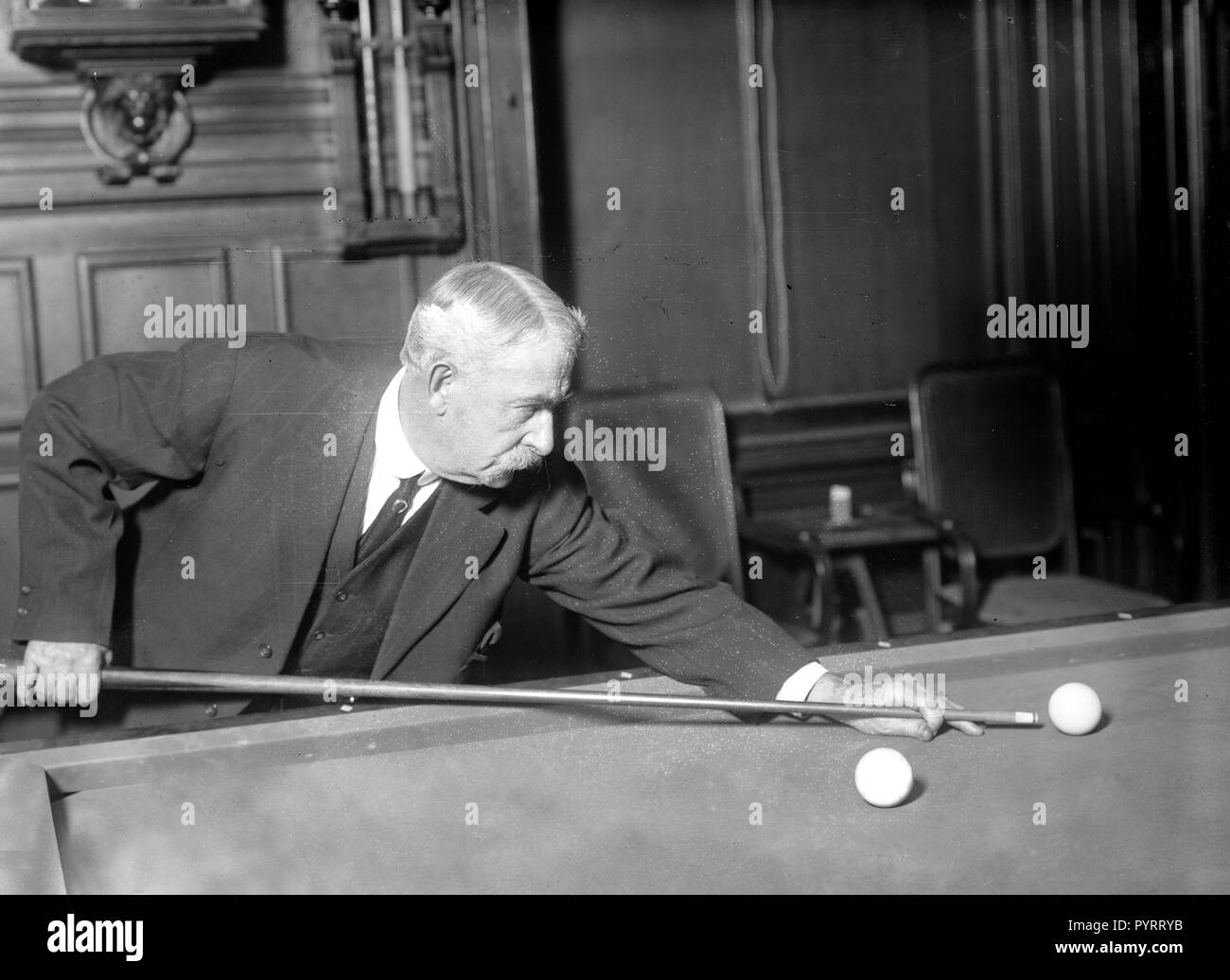 Mostra fotografica di Edward W. Gardner giocando a biliardo, eventualmente a partita di campionato con Edouard Roudil, riportato nel New York Times, Feb 18, 1912. Foto Stock