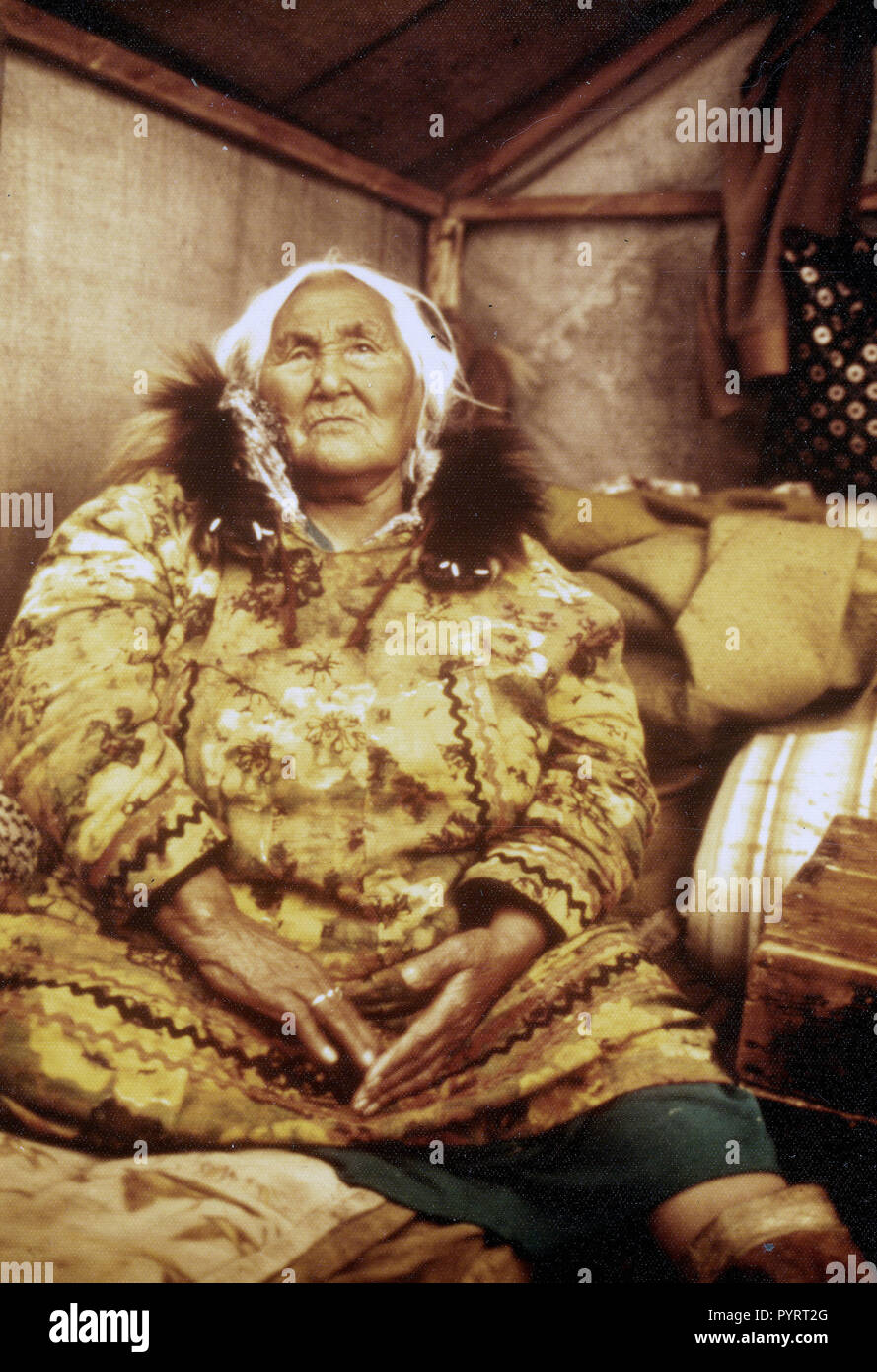 Nei primi anni settanta - anziana donna Eschimese del Kotzebue Sound regione con tradizionale wolverine ruff a molla camp di tenuta Foto Stock