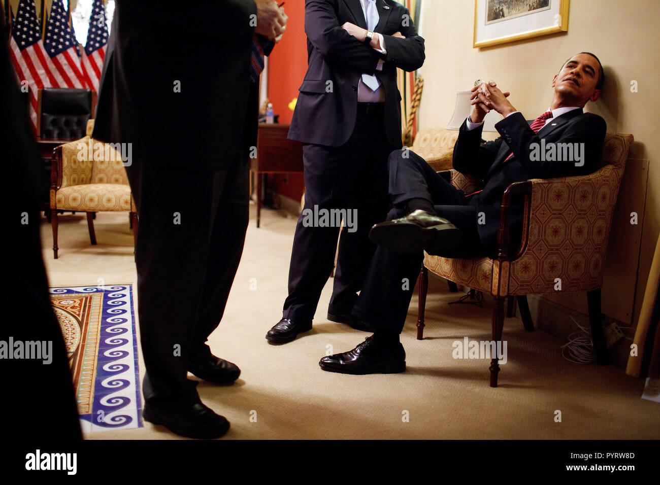 Il presidente Barack Obama ha un momento da solo con premere il Segretario Robert Gibbs e Senior Advisor David Axelrod prima di affrontare la sessione congiunta del Congresso degli Stati Uniti presso l'U.S. Capitol in Washington, D.C. 2/24/09. Foto Stock