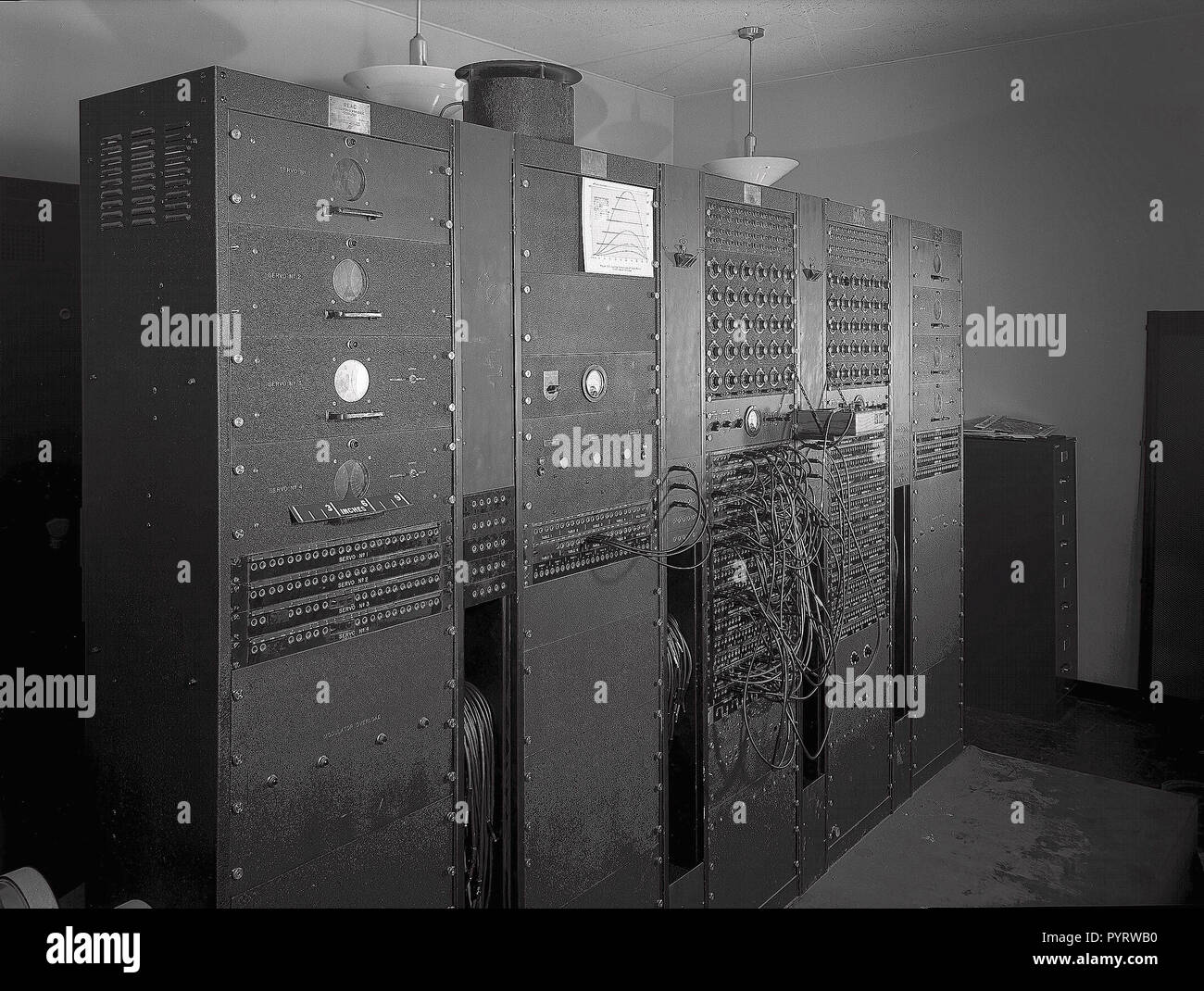 Reeves Electronic computer analogico, il primo calcolatore elettronico  installato presso la NASA Ames Research Center di Mountain View,  California, 1949. Immagine cortesia della NASA. Nota: l'immagine è stato  colorizzato digitalmente usando un