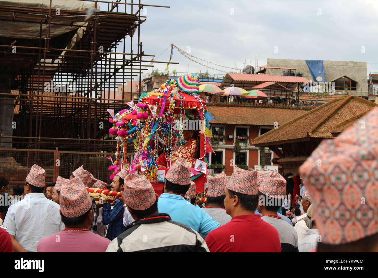 Il 'Dhaka Topi' indossato dal locale popolo nepalese che stanno avendo un festival intorno a Patan Durbar Square. Preso in Nepal, Settembre 2018 Foto Stock