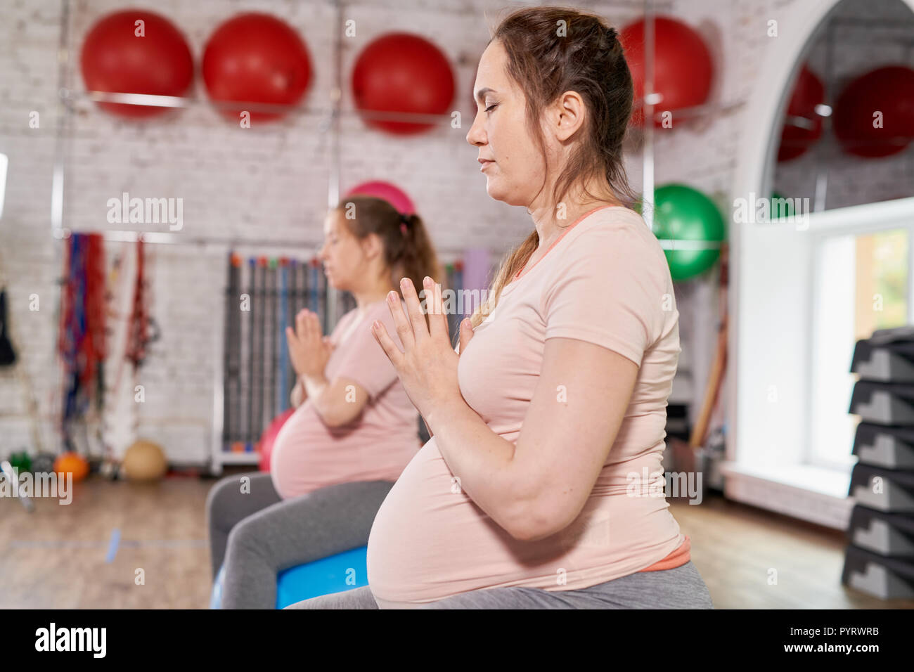 Yoga prenatale Foto Stock