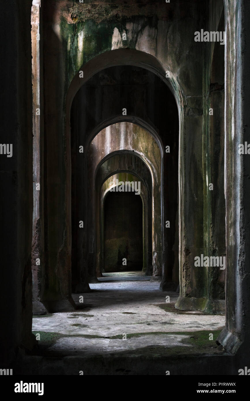 Vista della Piscina Mirabilis, un'antica cisterna romana sulla collina di Bacoli all'estremità occidentale del golfo di Napoli in Italia meridionale. Foto Stock