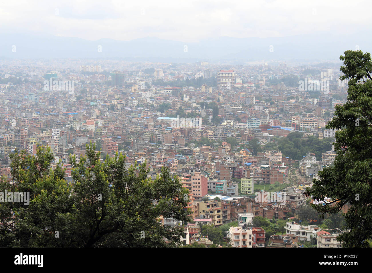 La città di Kathmandu, come si vede dal Swayambhunath Stupa sulla collina. Preso in Nepal, Agosto 2018. Foto Stock