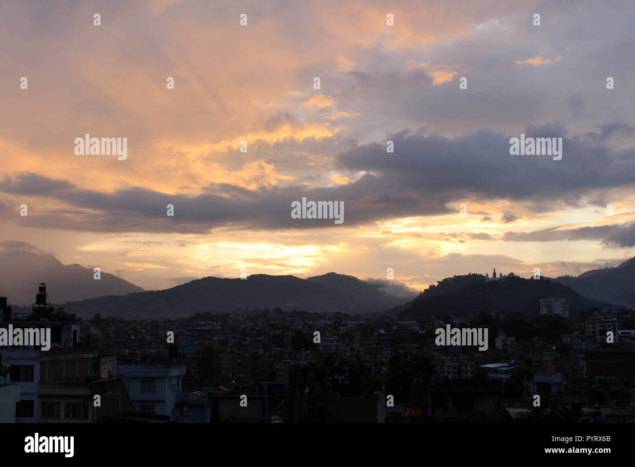 Il romantico tramonto di Swayambhunath Stupa dal tetto a Kathmandu. Preso in Nepal, Agosto 2018. Foto Stock