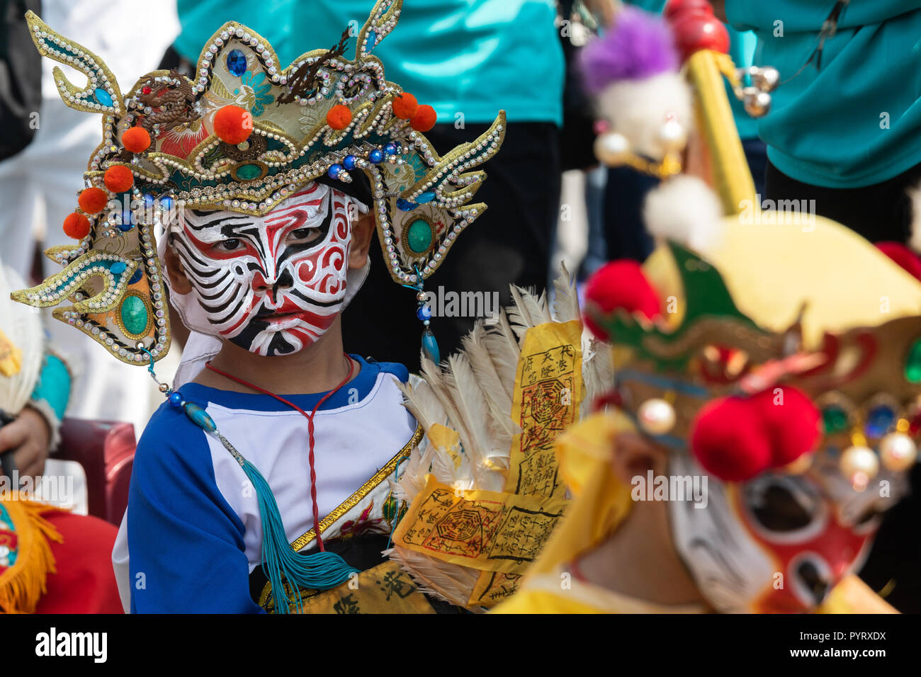 I membri di un bambini Songjiang Battaglia eseguire in Donggang su ottobre 28, 2018 il primo giorno della settimana di Re Boat Festival in Donggang Foto Stock