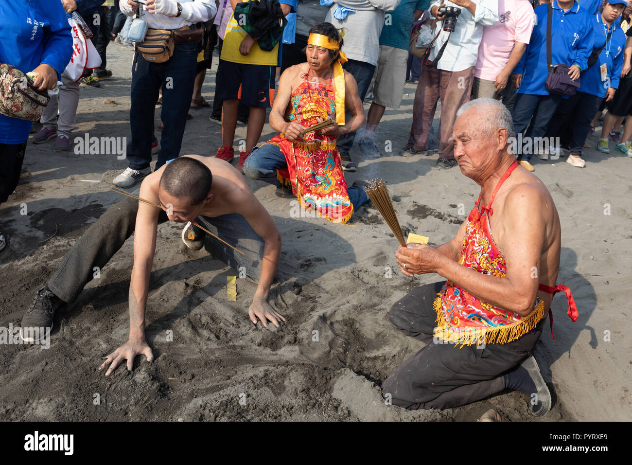 Spirito medii di comunicare con gli dèi su ottobre 28, 2018 il primo giorno della settimana di Re Boat Festival in Donggang nel sud di Taiwan. Durante Foto Stock
