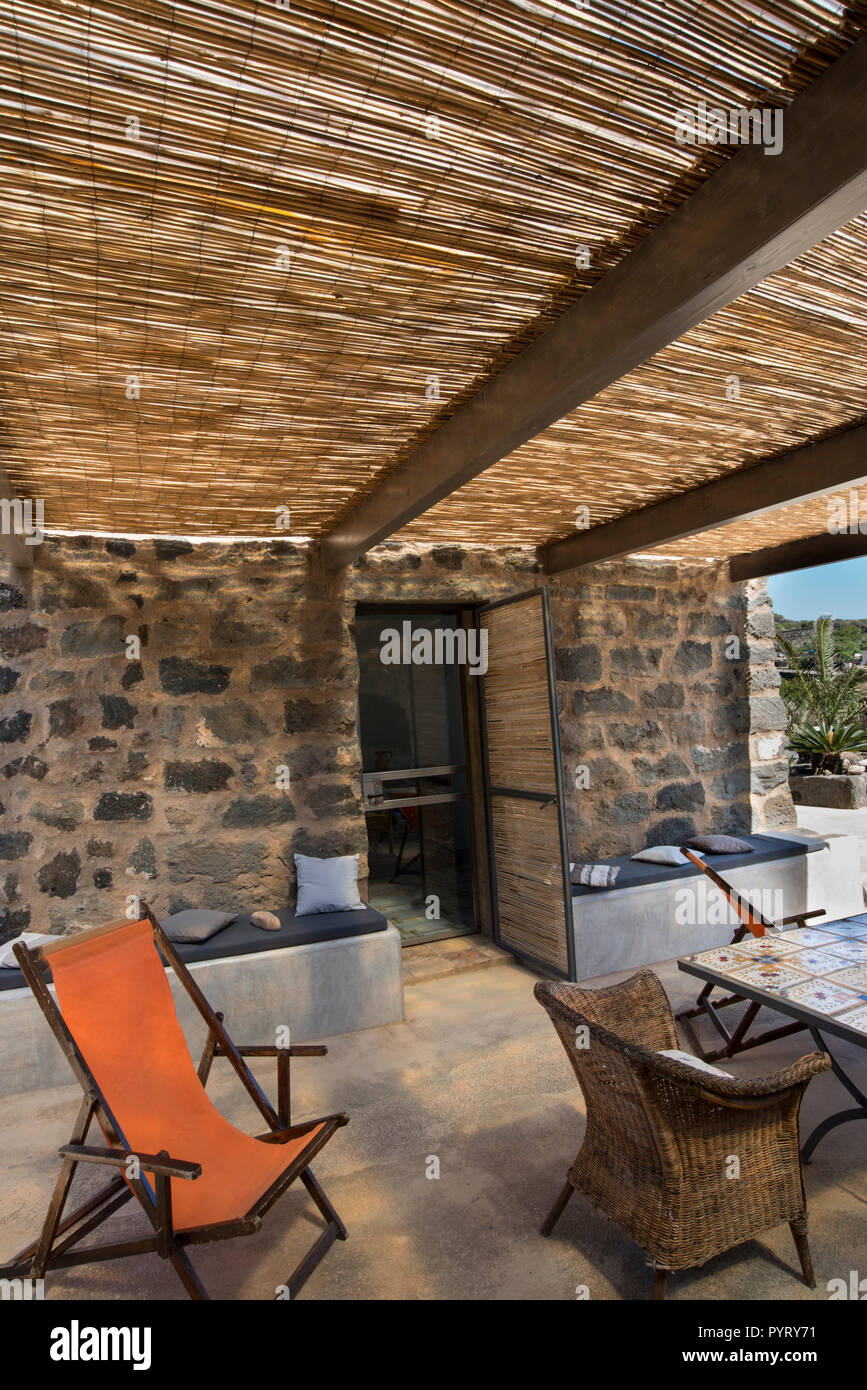 Vista del villaggio di Gadir dalla pergola dammuso Pantelleria Sicilia  Italia Foto stock - Alamy