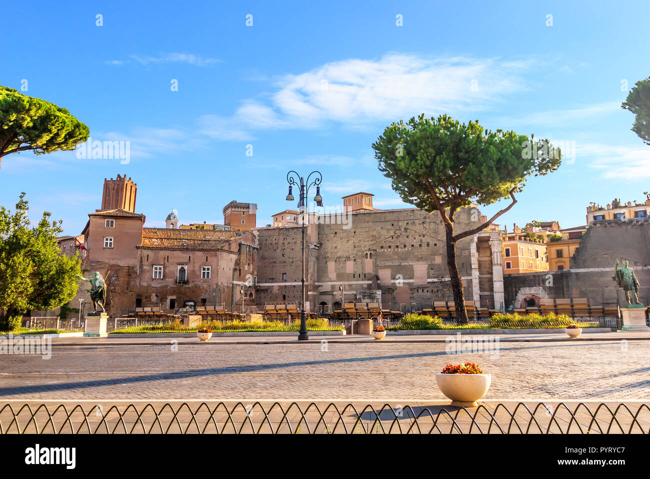 Il Tempio di Marte Ultore nel Foro di Augusto e il Foro di Nerva con le statue Foto Stock