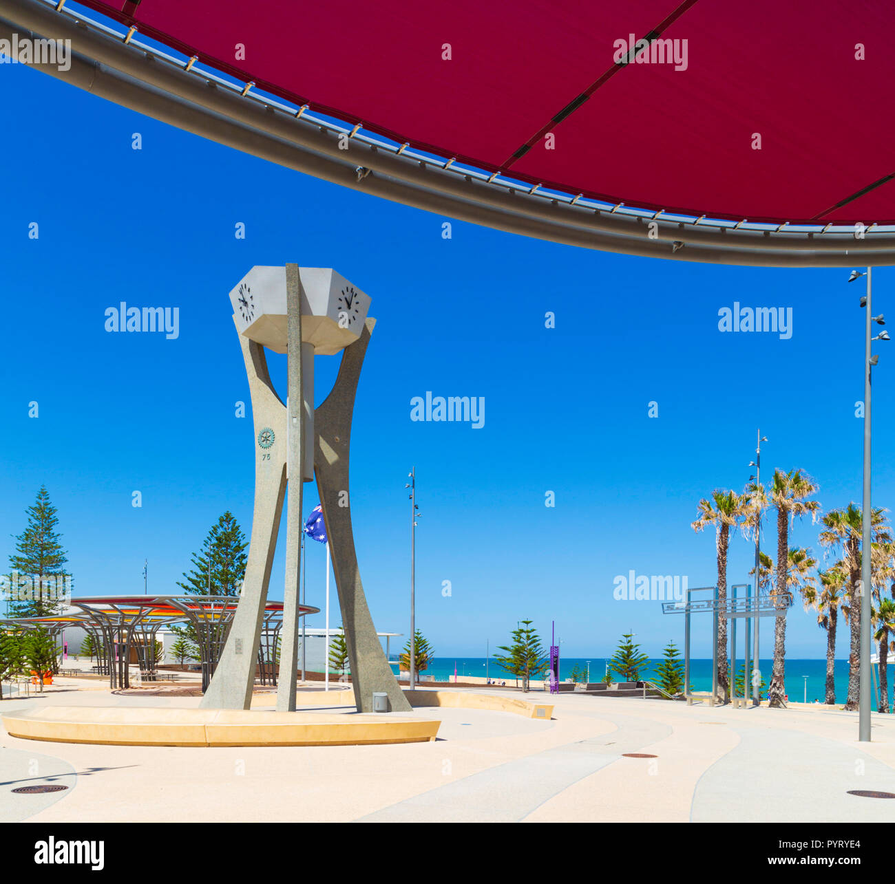 Il Rotary di Clock Tower e Scarborough Beach promenade nel nuovo Scarborough Beach riconversione. , Perth, Western Australia Foto Stock