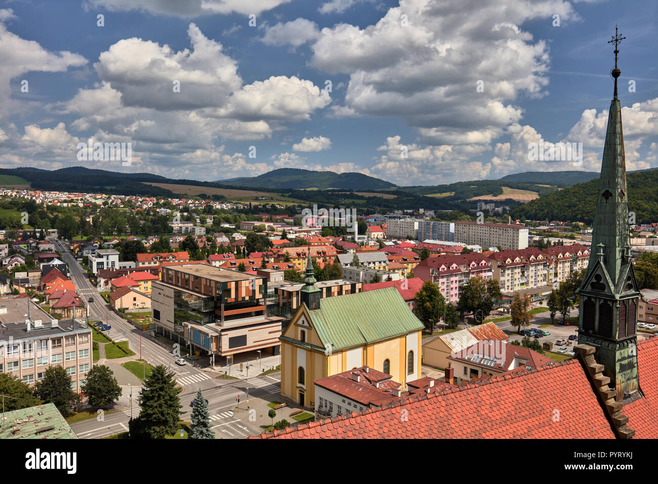 Outlook su Bardejov dalla Torre della Basilica di San Egidio in Bardejov, Slovacchia Foto Stock