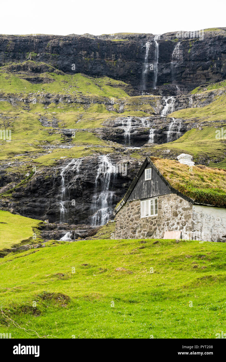 Casa Tradizionale con tetto in erba, Saksun, Streymoy isola, isole Faerøer, Danimarca Foto Stock