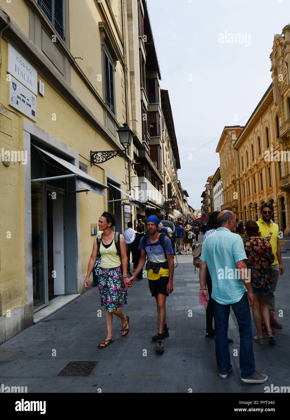 Il vivace Corso Italia pedestrain Street nel cuore di Pisa. Foto Stock