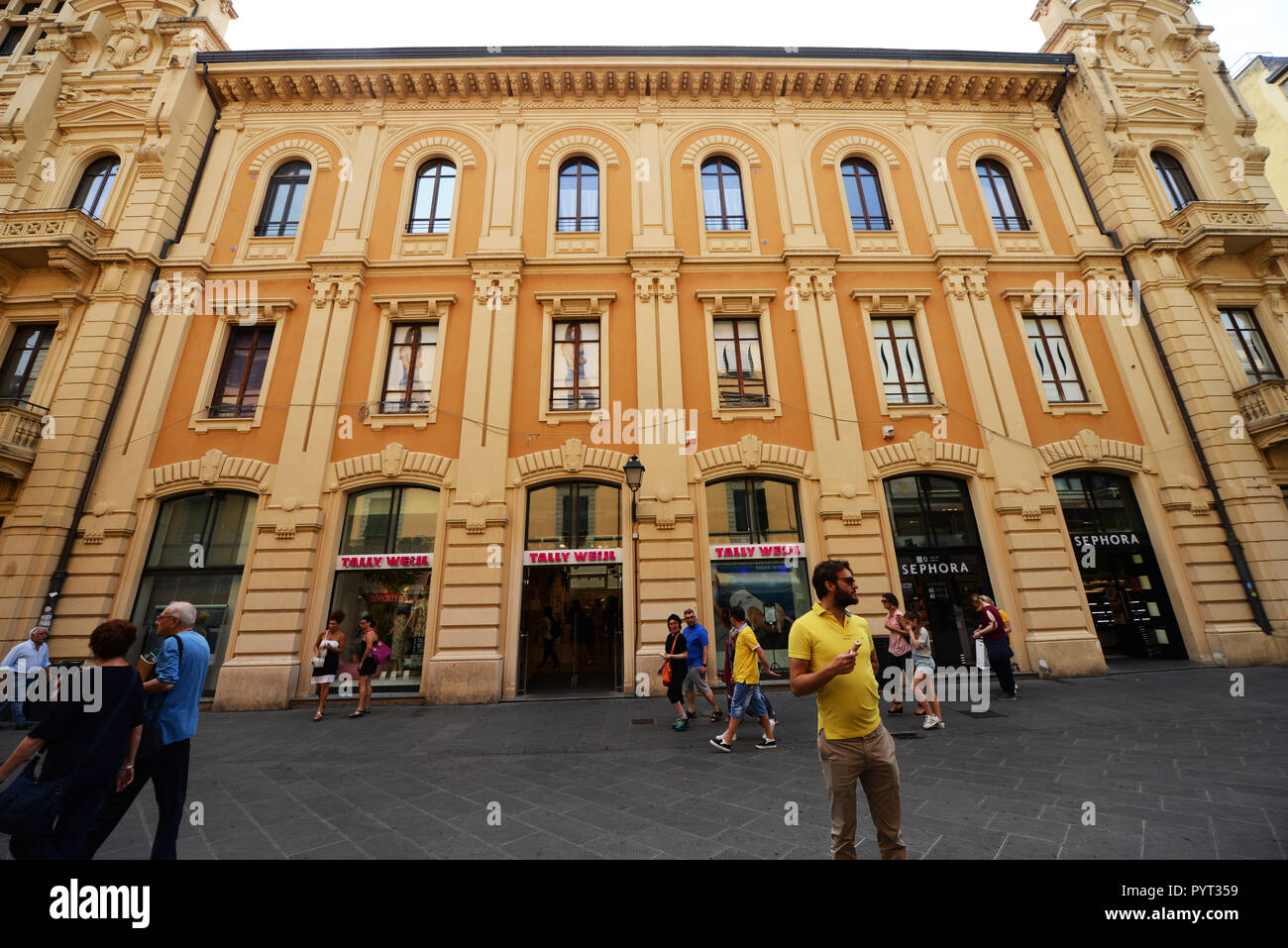 Bellissimi edifici antichi lungo Corso Italia - Pisa la principale strada dello shopping. Foto Stock