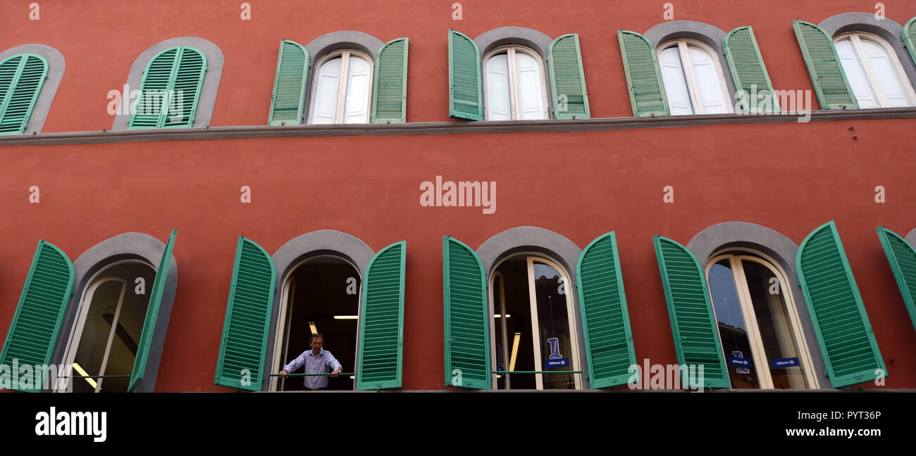 Una bella colorata vecchia costruzione su Corso Italia a Pisa, Italia. Foto Stock