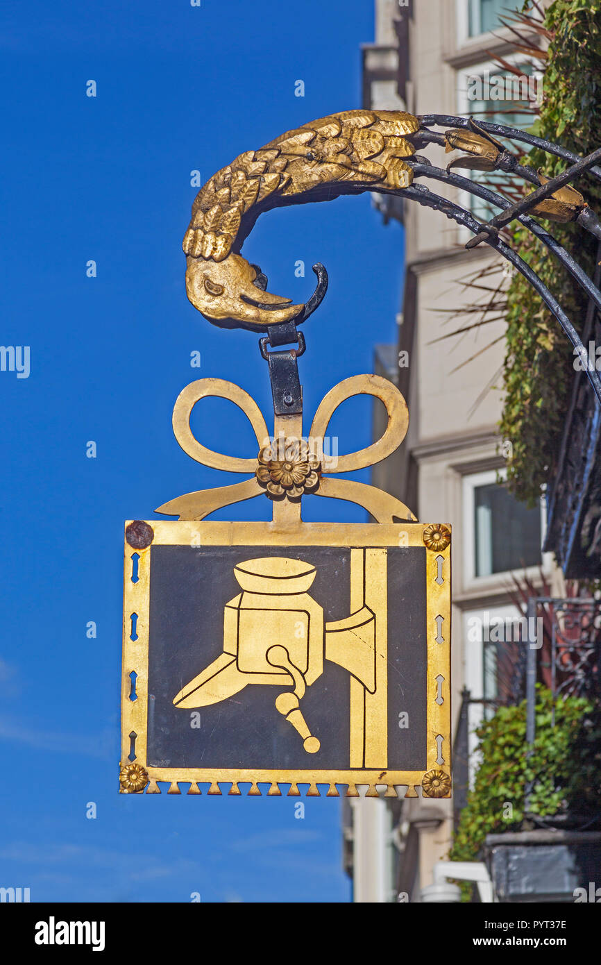 Londra, St James's. Il cartello appeso sulla facciata del vecchio-stabilito mercante di vino Berry Bros & Rudd in St James Street. Foto Stock