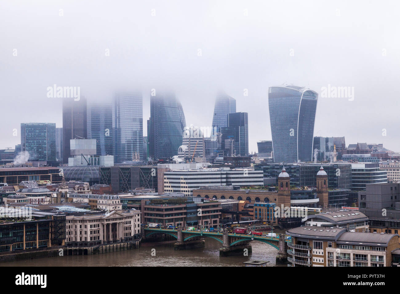 Una nebbia ,Vista nebbiosa oltre il quartiere finanziario di Londra,l'Inghilterra,UK Foto Stock