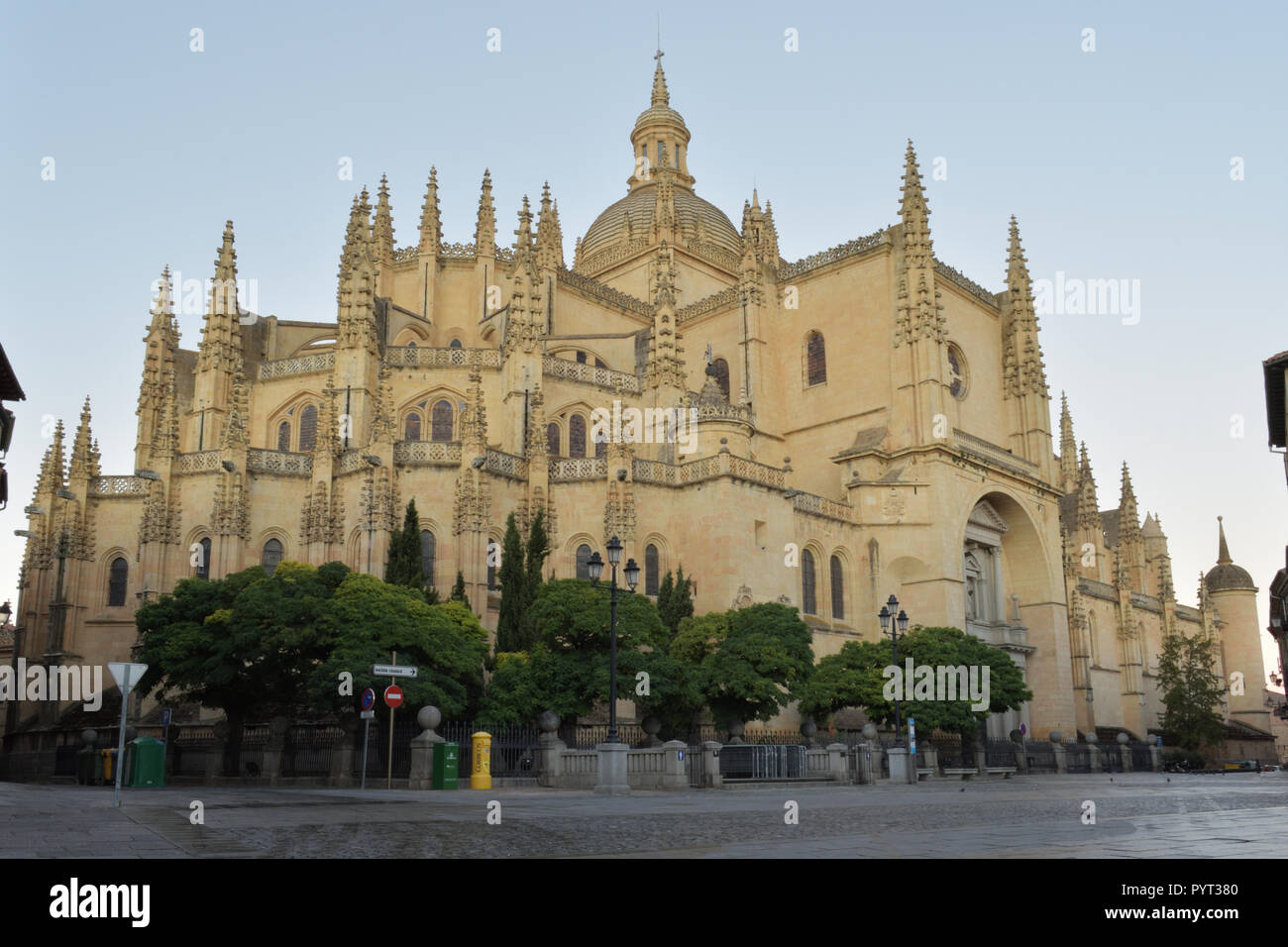 Gothic Xvi Secolo Cattedrale Di Segovia In Una Giornata Nuvolosa La Mattina Presto Dalla Plaza Mayor Piazza Principale Segovia Spagna Foto Stock Alamy