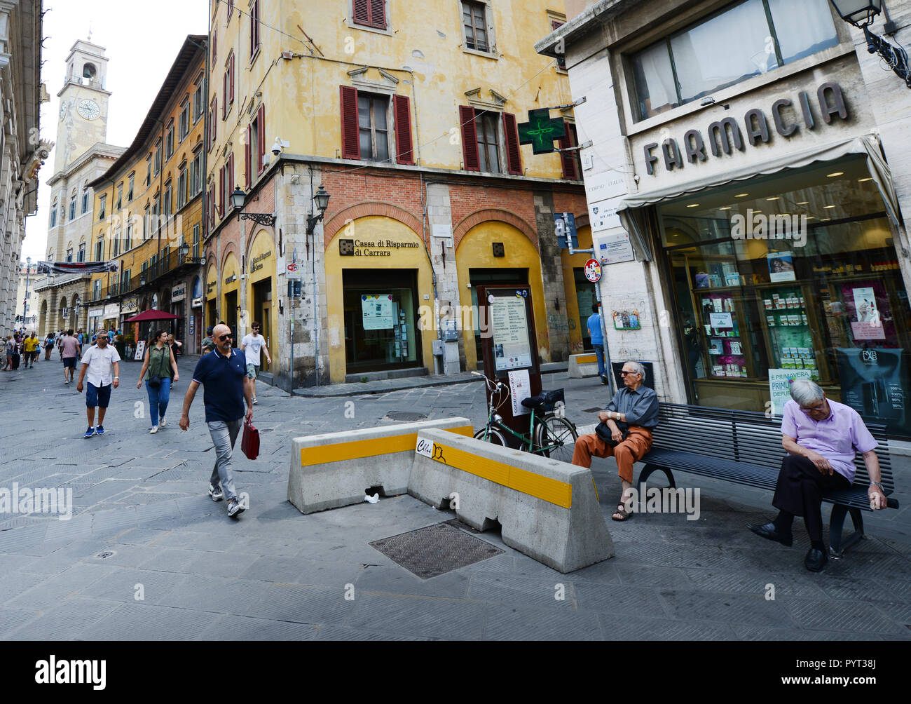 Blocchi stradali fissano il Corso Italia via pedonale di Pisa. Foto Stock