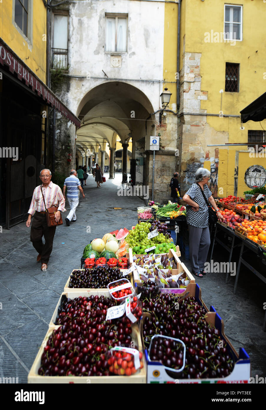 Un piccolo mercato nel centro di Pisa, Italia. Foto Stock