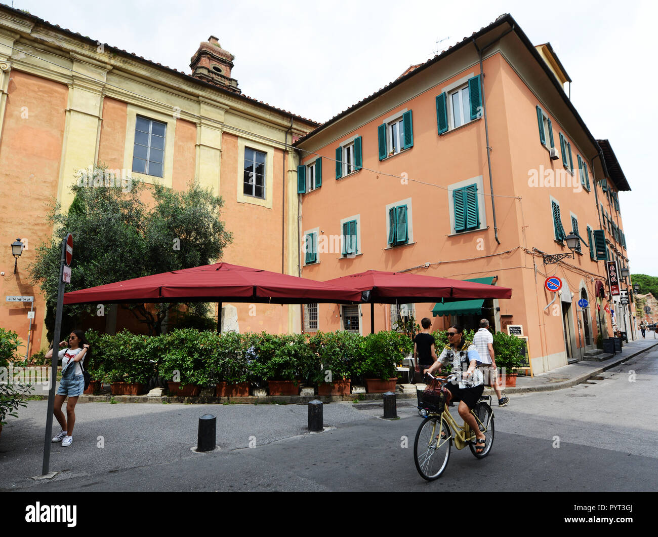 Gli edifici di vecchia costruzione su Via Giosue Carducci nel centro storico della città di Pisa. Foto Stock