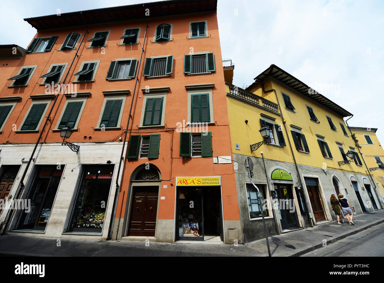 Gli edifici di vecchia costruzione su Via Carlo fedeli nella vecchia città di Pisa. Foto Stock