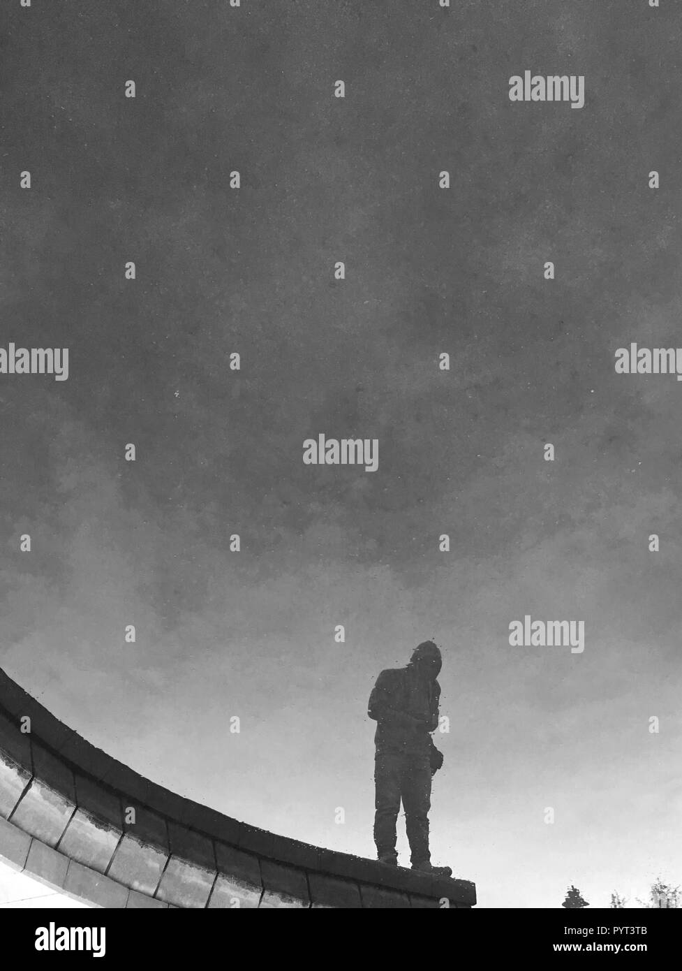 Persona specchio da fontana Foto Stock