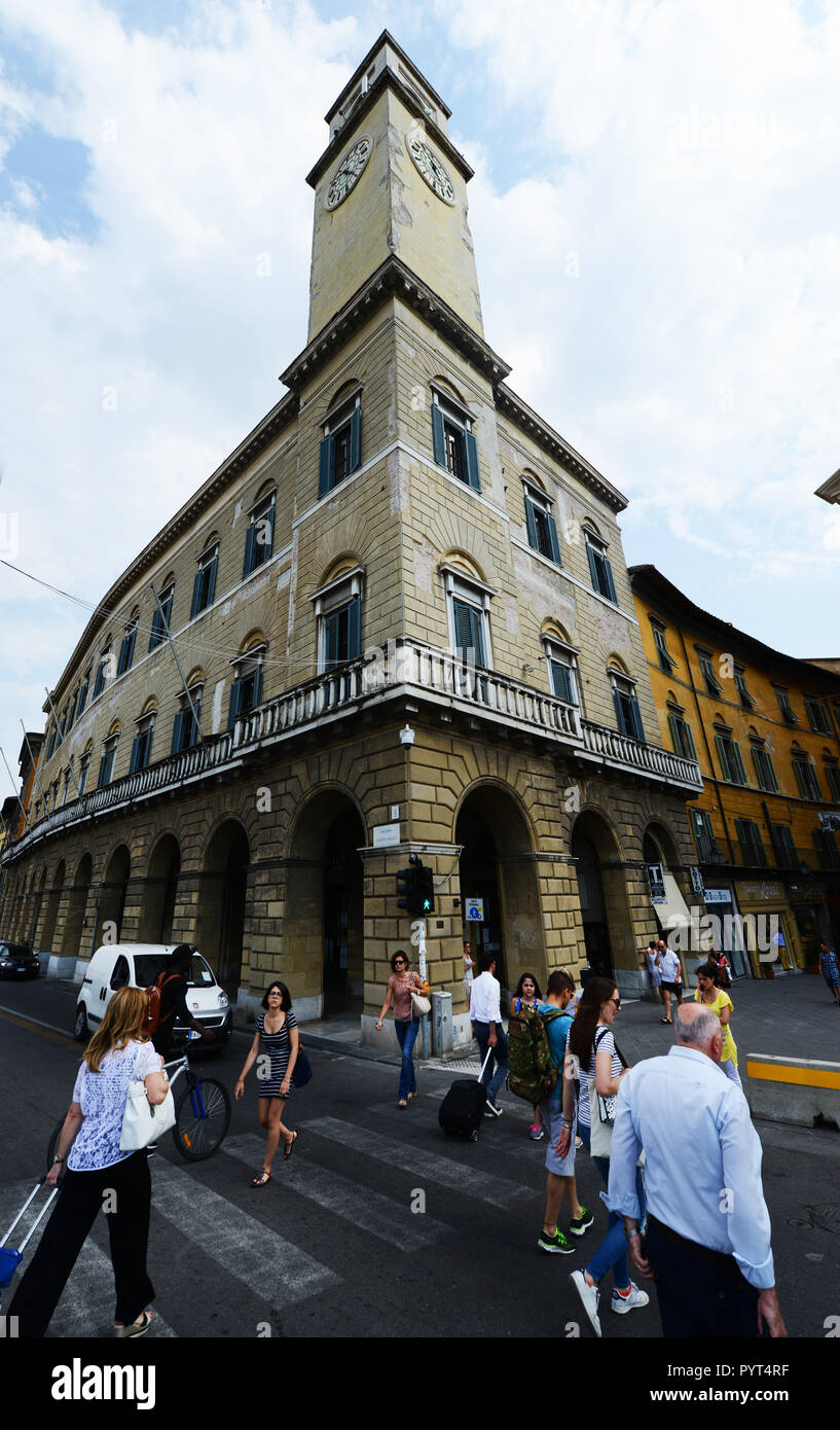 Pedoni che attraversano il lungarno Galileo Galilei road a Pisa, Italia Foto Stock