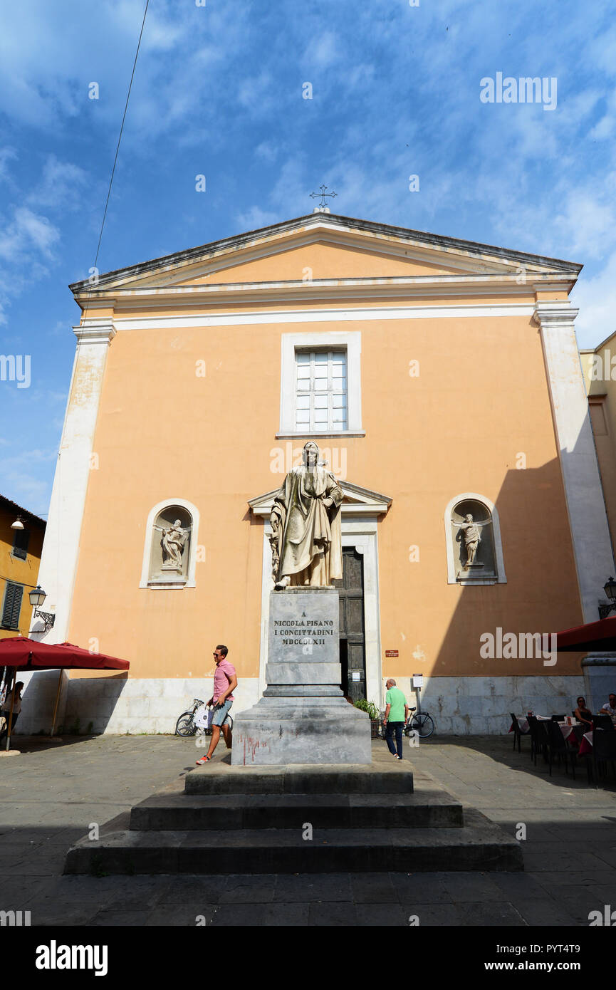Statua di Nicola Pisano di fronte alla chiesa di Santa Maria del Carmine di Pisa. Foto Stock