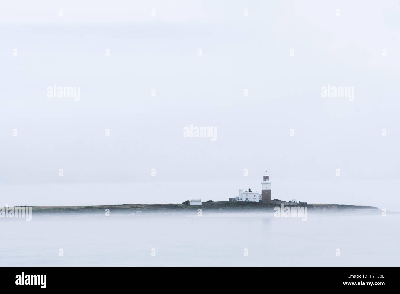 Coquet Island, del Northumberland Coast, vicino a camminare, in una nebbiosa, nuvoloso giorno, Inghilterra Foto Stock