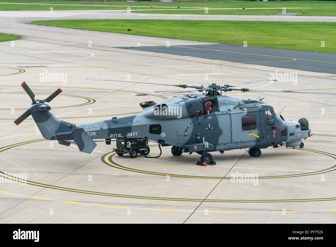 La Royal Navy AgustaWestland AW159 Wildcat HMA2 Lynx parcheggiata sul piazzale dell'RNAS Yeovilton, Somerset, Inghilterra Foto Stock