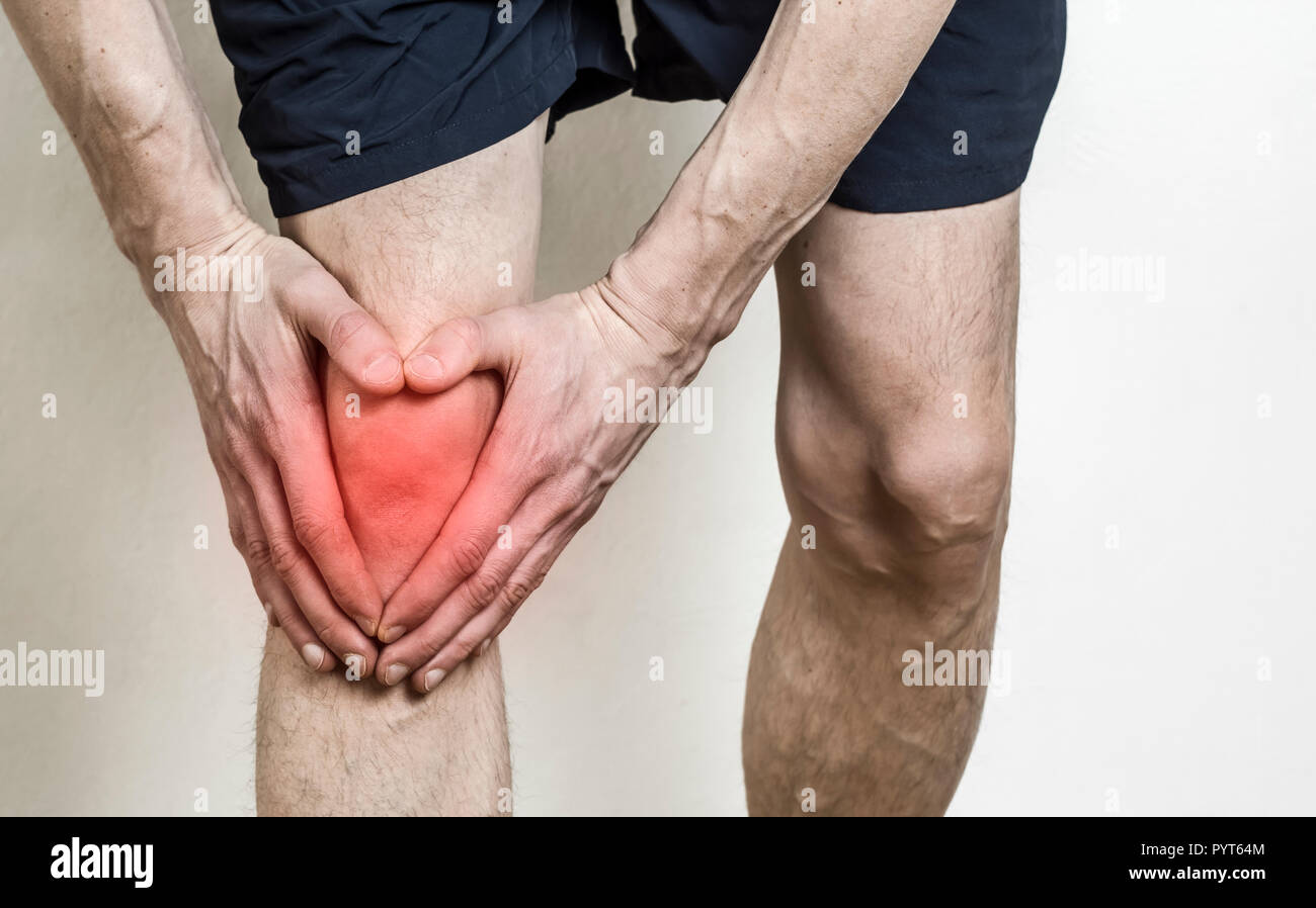 Dolore al ginocchio di un uomo. Lesioni del ginocchio nell'atleta. Menisco. Foto Stock