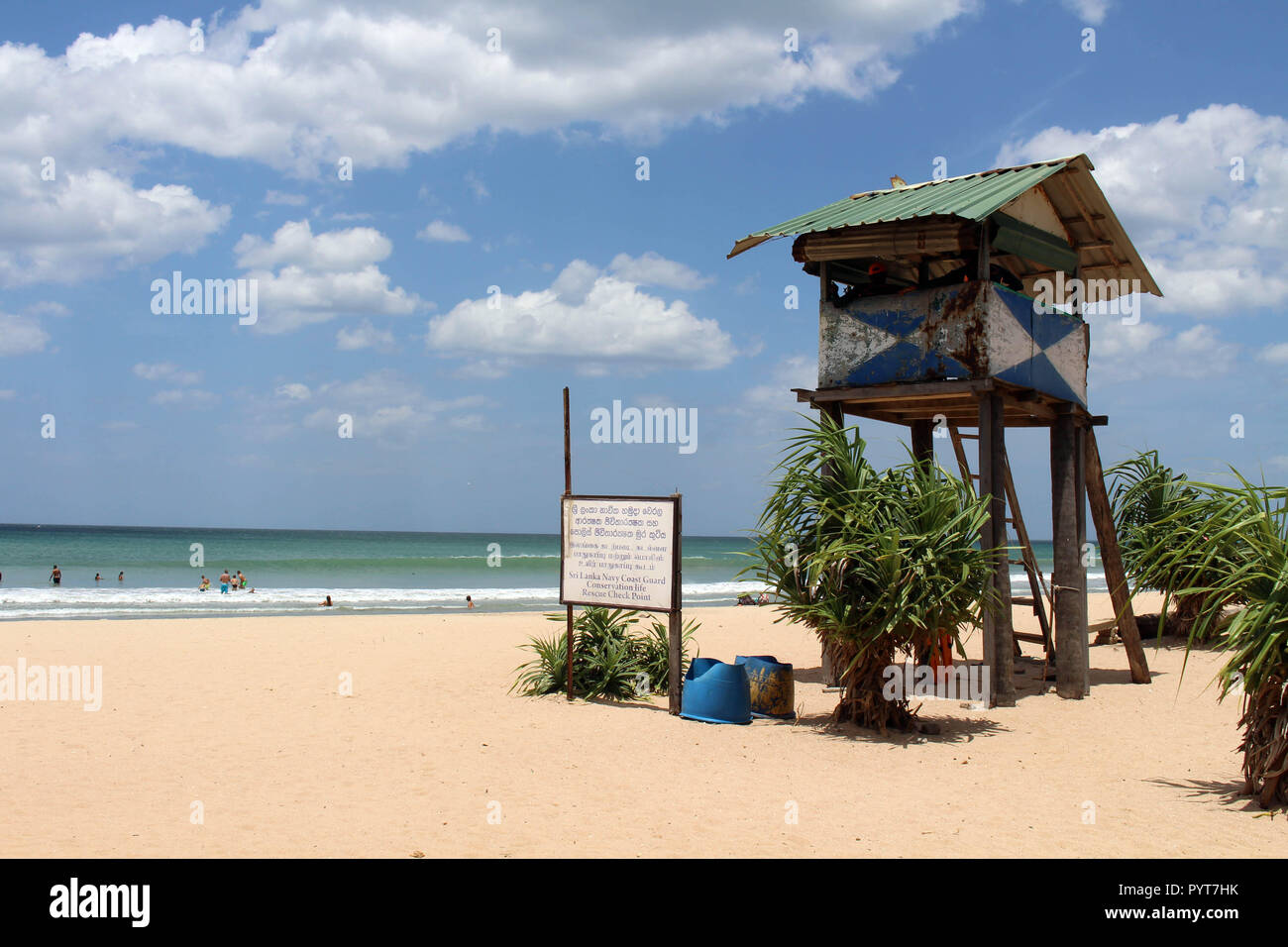 Il bagnino di salvataggio baracca di Nilaveli Beach di Trincomalee. Preso in Sri Lanka, Agosto 2018. Foto Stock