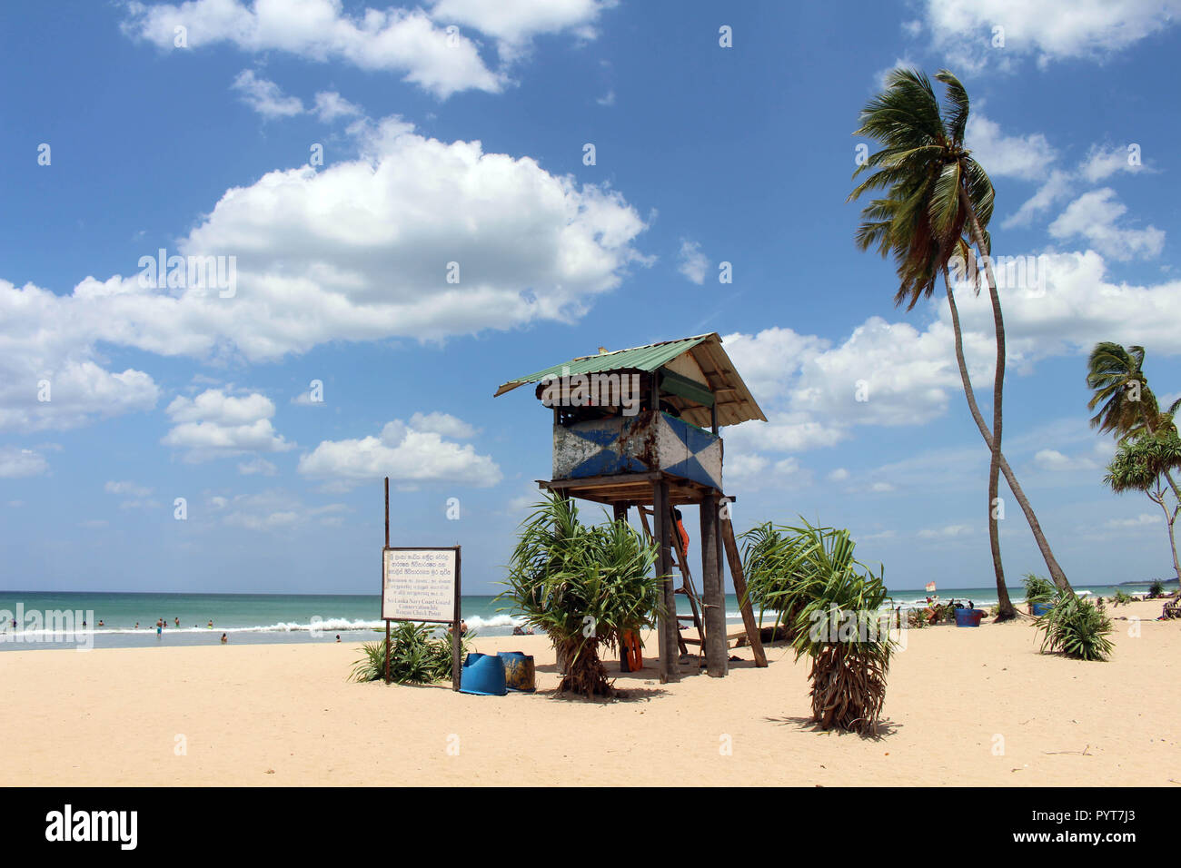 Il bagnino di salvataggio baracca di Nilaveli Beach di Trincomalee. Preso in Sri Lanka, Agosto 2018. Foto Stock