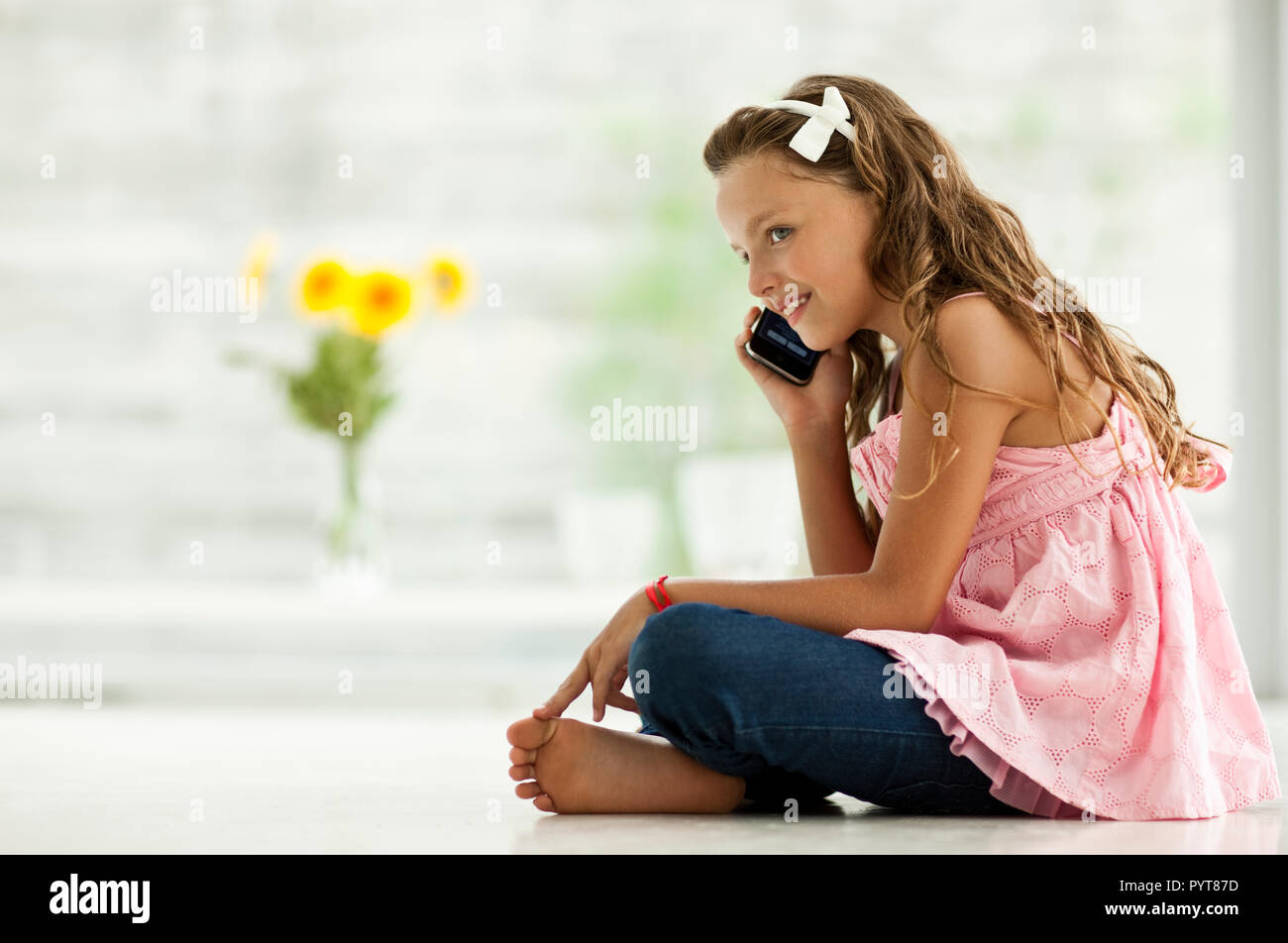 Ragazza parlando al cellulare. Foto Stock