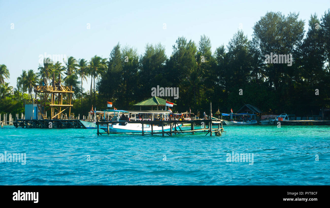 Un tradizionale port harbour con il blu del mare e il verde albero sulla spiaggia di karimun jawa isola Foto Stock