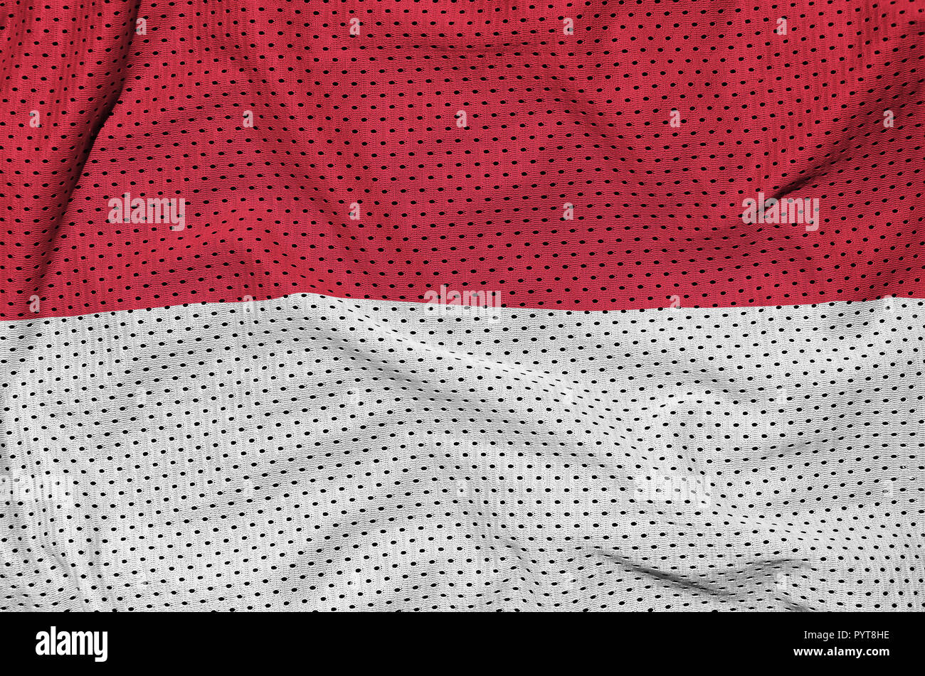 Bandiera dell'Indonesia stampato su un poliestere nylon sportswear tessuto a rete con alcune pieghe Foto Stock