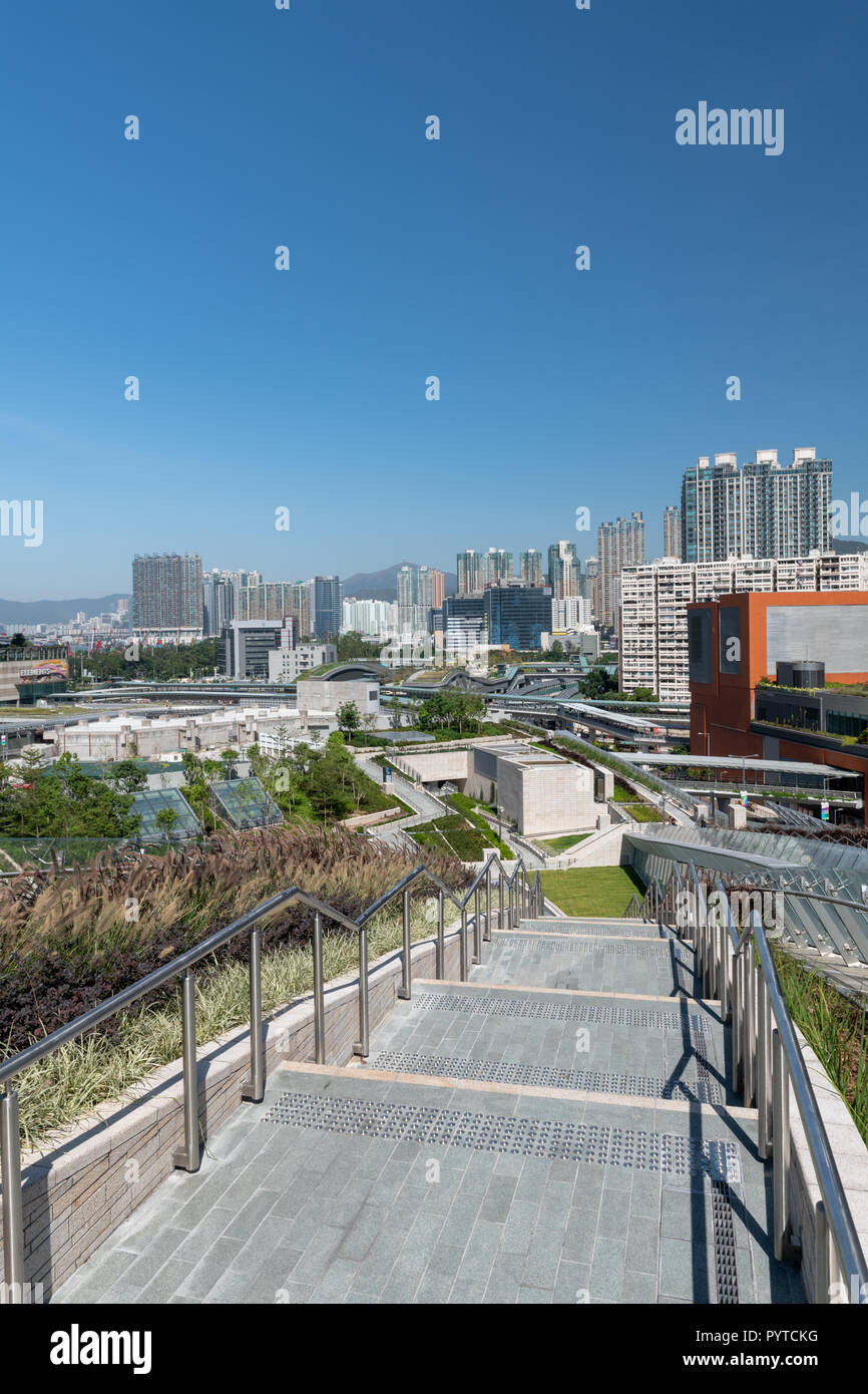 Vista di Kowloon dal cielo giardino della Cina ad alta velocità ferroviaria edificio West Kowloon, Hong Kong Foto Stock