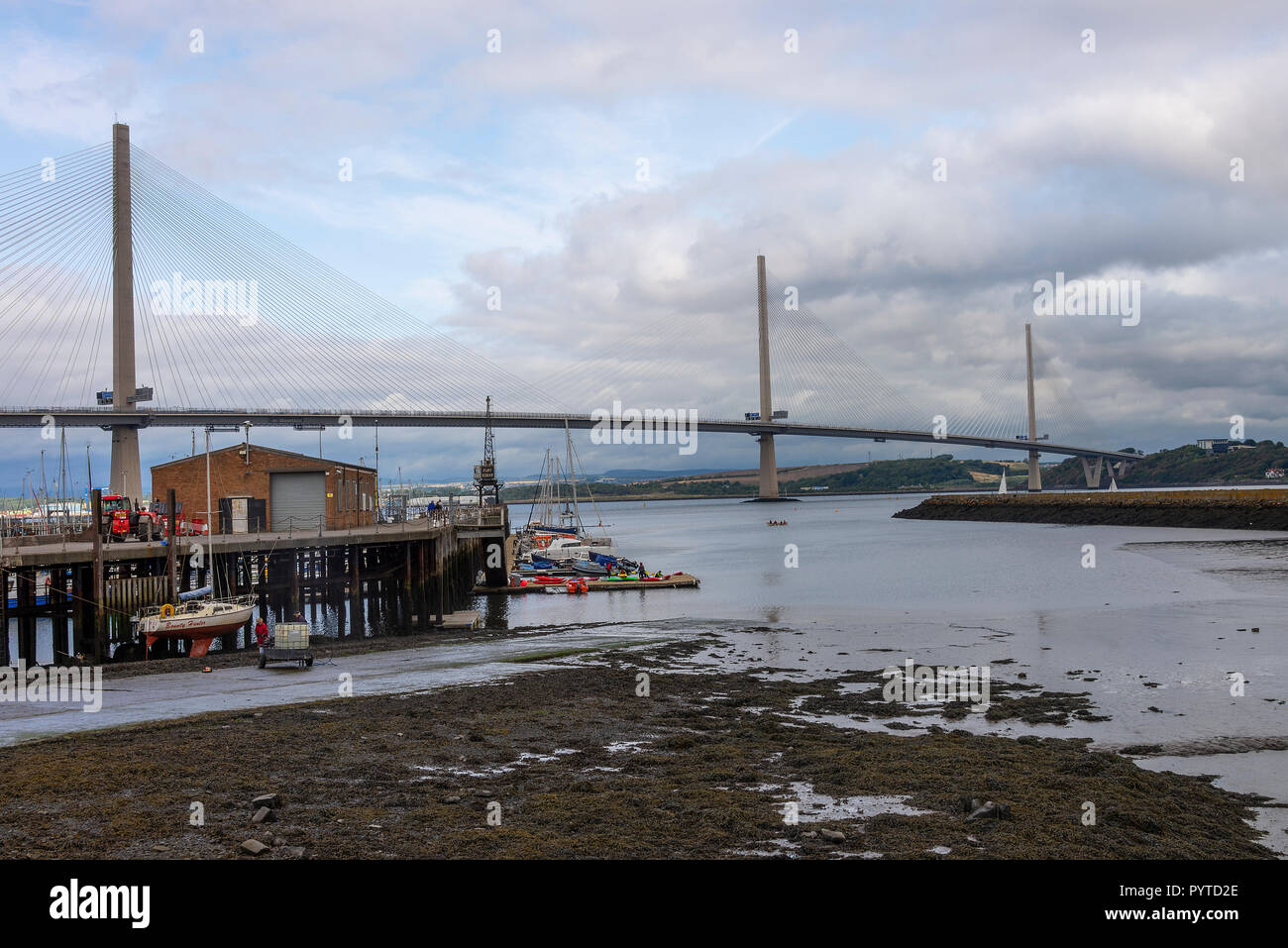 Il nuovo Queensferry attraversando ponte stradale sul Firth of Forth tra Edimburgo e North Queensferry Scotland Regno Unito Regno Unito Foto Stock