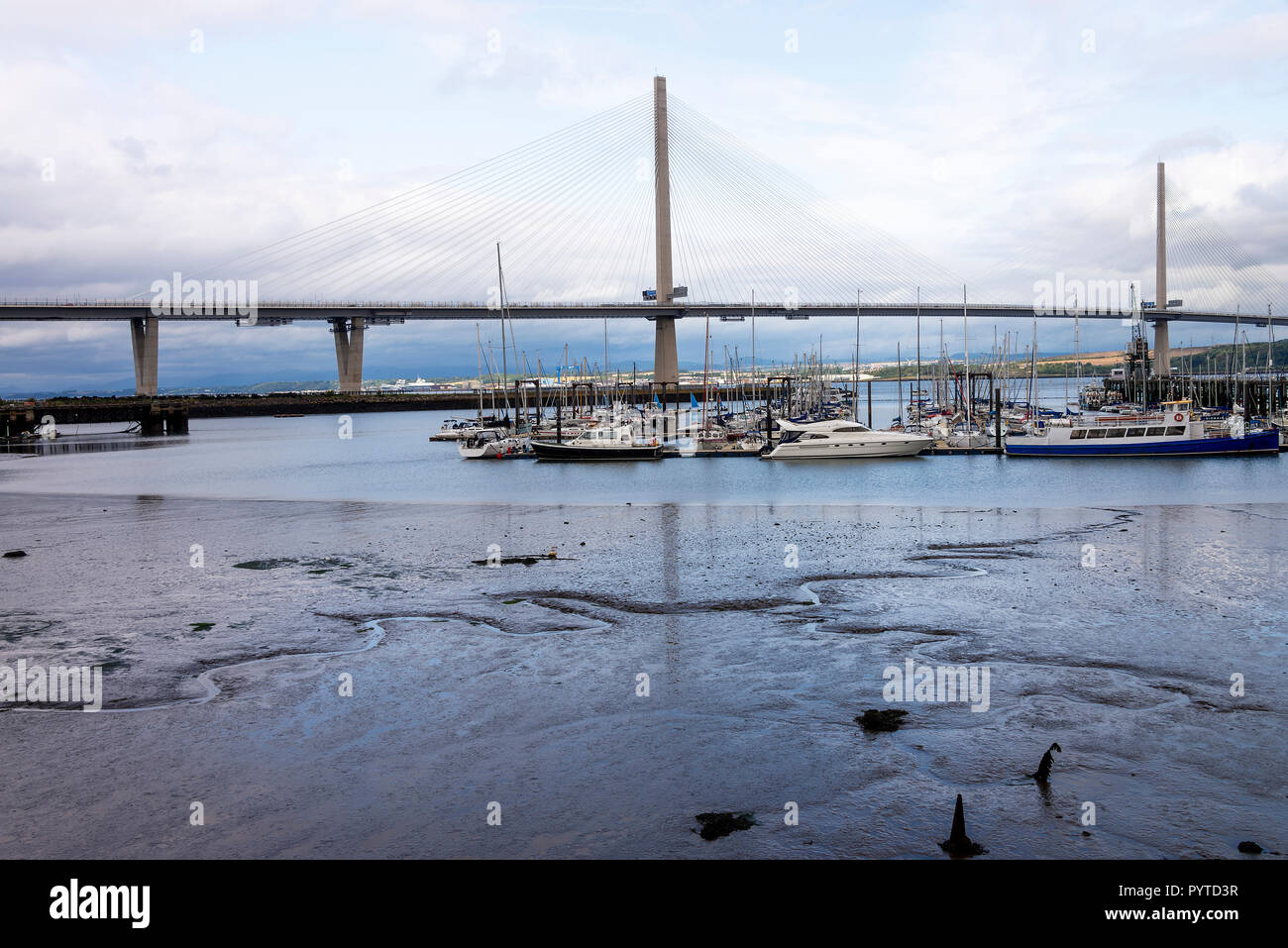 Il nuovo Queensferry attraversando ponte stradale sul Firth of Forth tra Edimburgo e North Queensferry Scotland Regno Unito Regno Unito Foto Stock