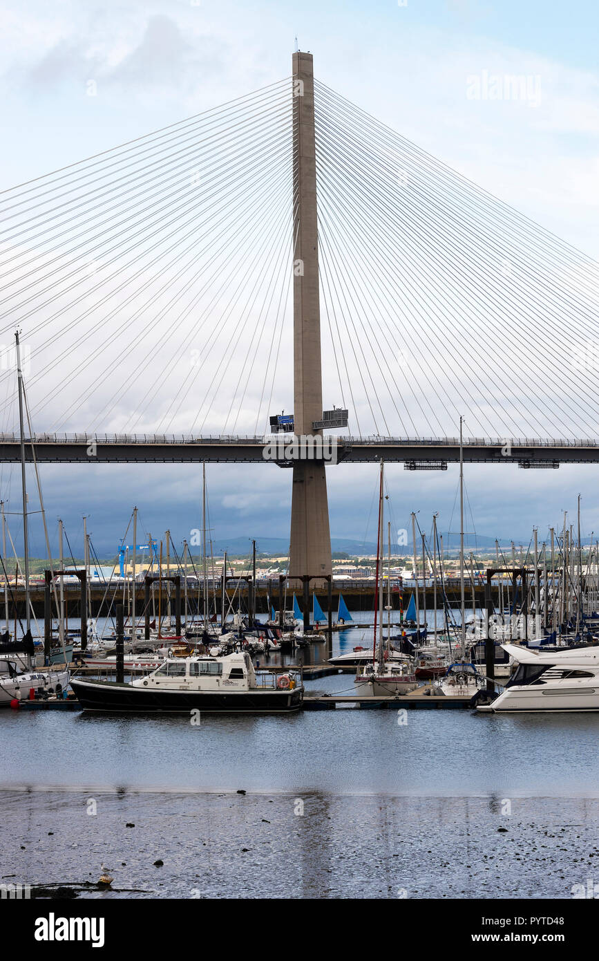 Il nuovo Queensferry attraversando ponte stradale sul Firth of Forth tra Edimburgo e North Queensferry Scotland Regno Unito Regno Unito Foto Stock