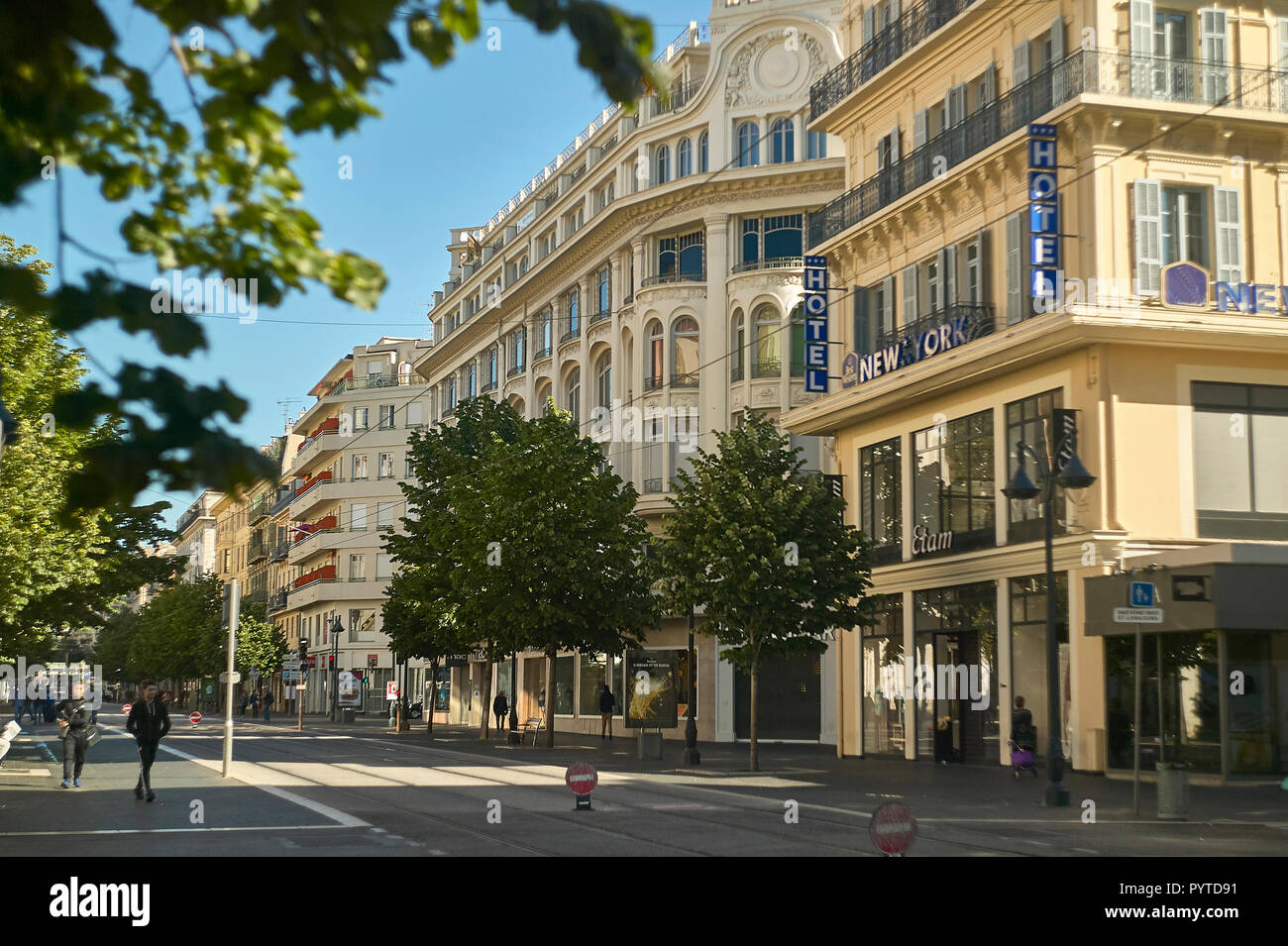 Scena di vita quotidiana in una delle più belle e suggestive strade di Nizza in Francia. Foto Stock