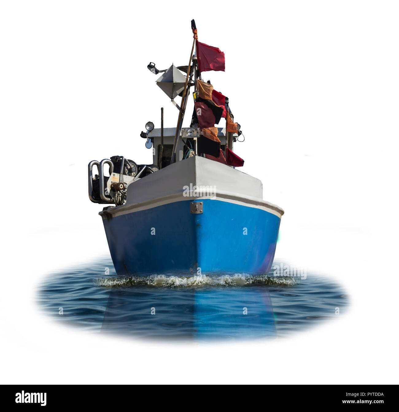 Mar Baltico. La barca da pesca con il blu custodia in plastica e la cabina di bianco. Foto isolate. Il sito di pescatori, costruzione navale, romanticismo, industria. Foto Stock