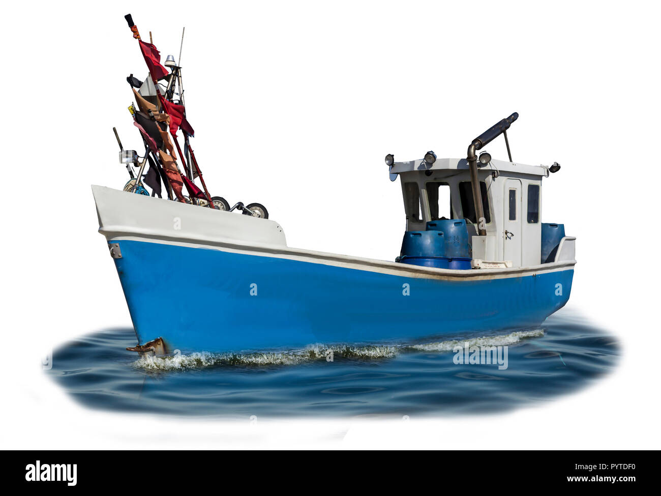 Mar Baltico. La barca da pesca con il blu custodia in plastica e la cabina di bianco. Foto isolate. Il sito di pescatori, costruzione navale, romanticismo, industria. Foto Stock