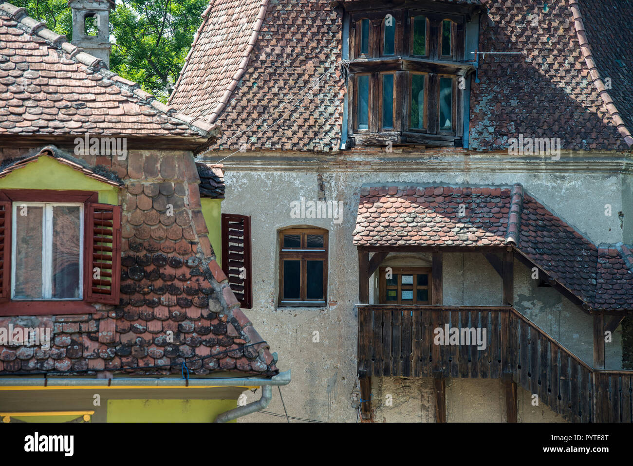 La ROMANIA, Sighisoara. Splendide case storiche sono tipiche per il centro della città vecchia di Sighisoara, un sito patrimonio mondiale dell'UNESCO Foto Stock